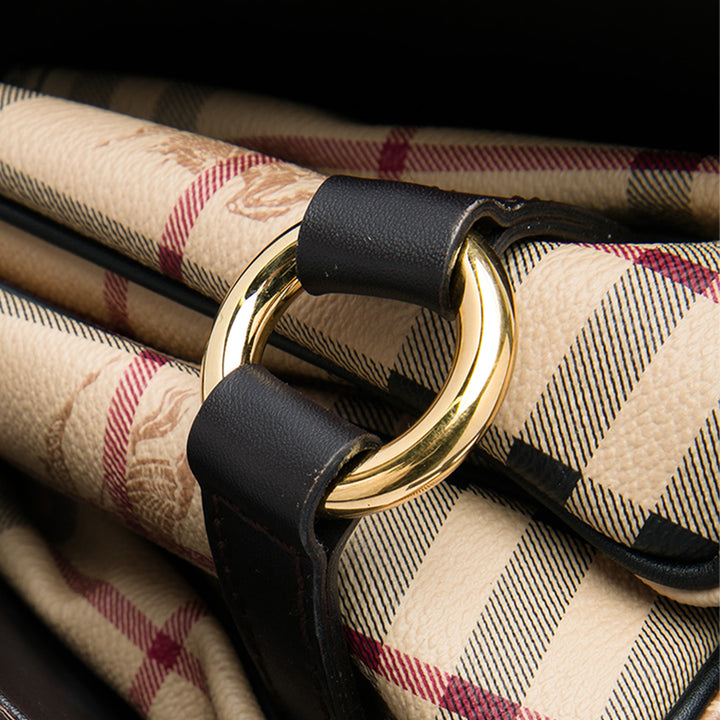 Burberry Sac à main Haymarket Check Bridle Saddle Grand Marron – vue 6 – GABY PARIS
