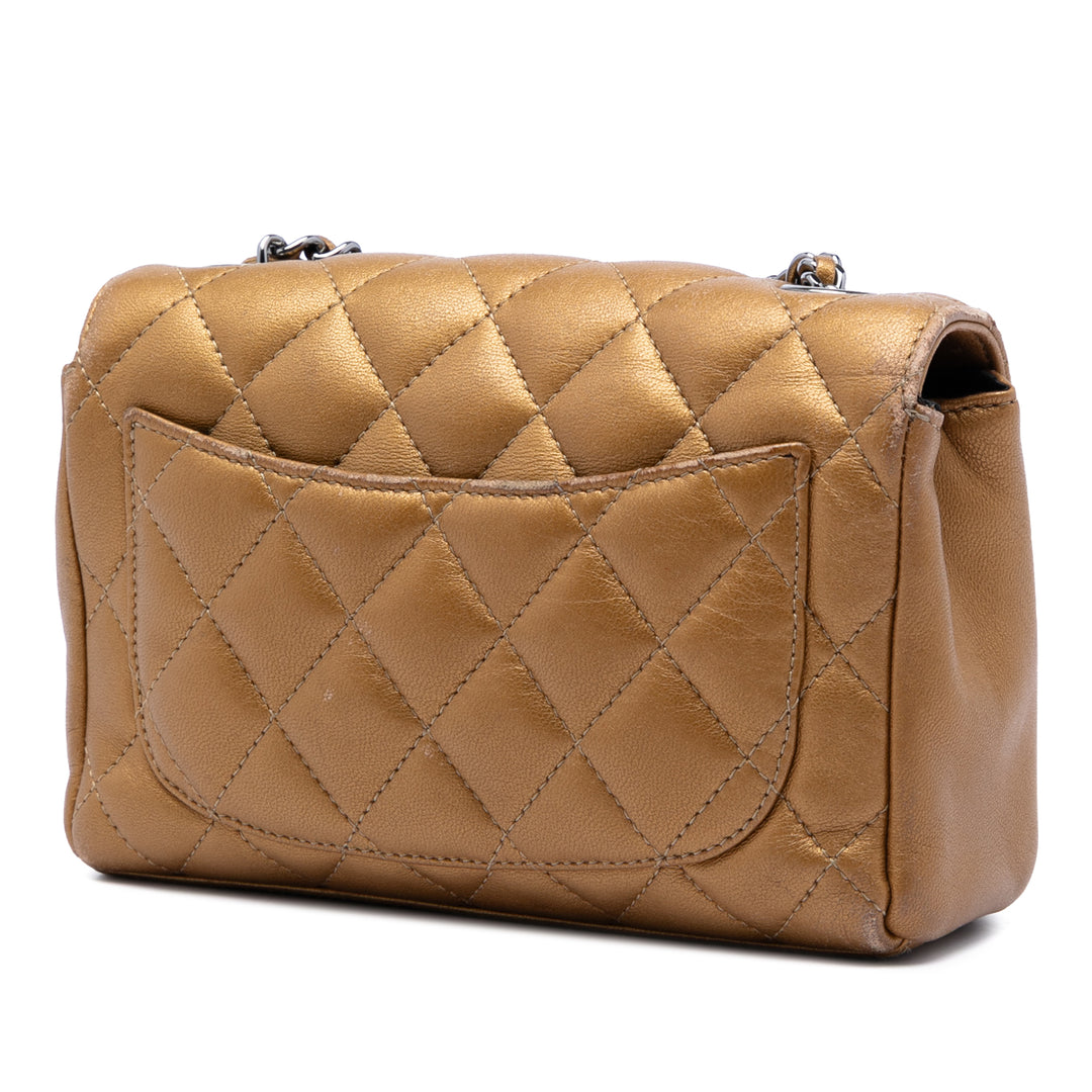 Chanel Édition limitée Mini Matelassé Metallic Cuir d’agneau CC Chain Fringe Rabat intégral