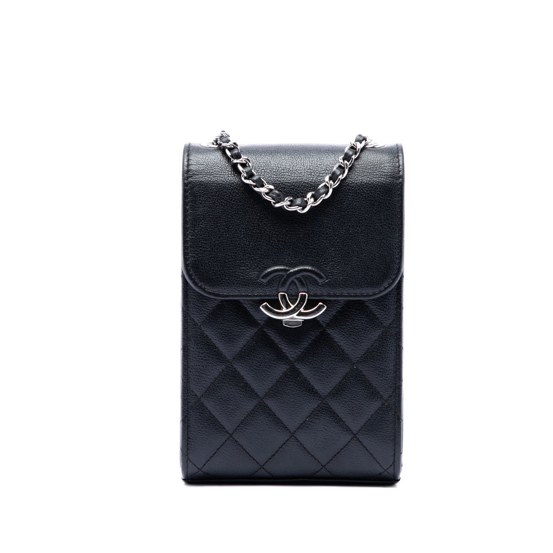 Chanel CC Matelassé Caviar Phone Holder avec chaîne