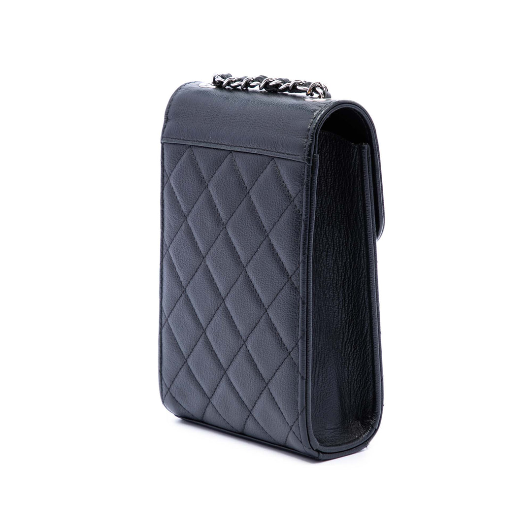 Chanel CC Matelassé Caviar Phone Holder avec chaîne