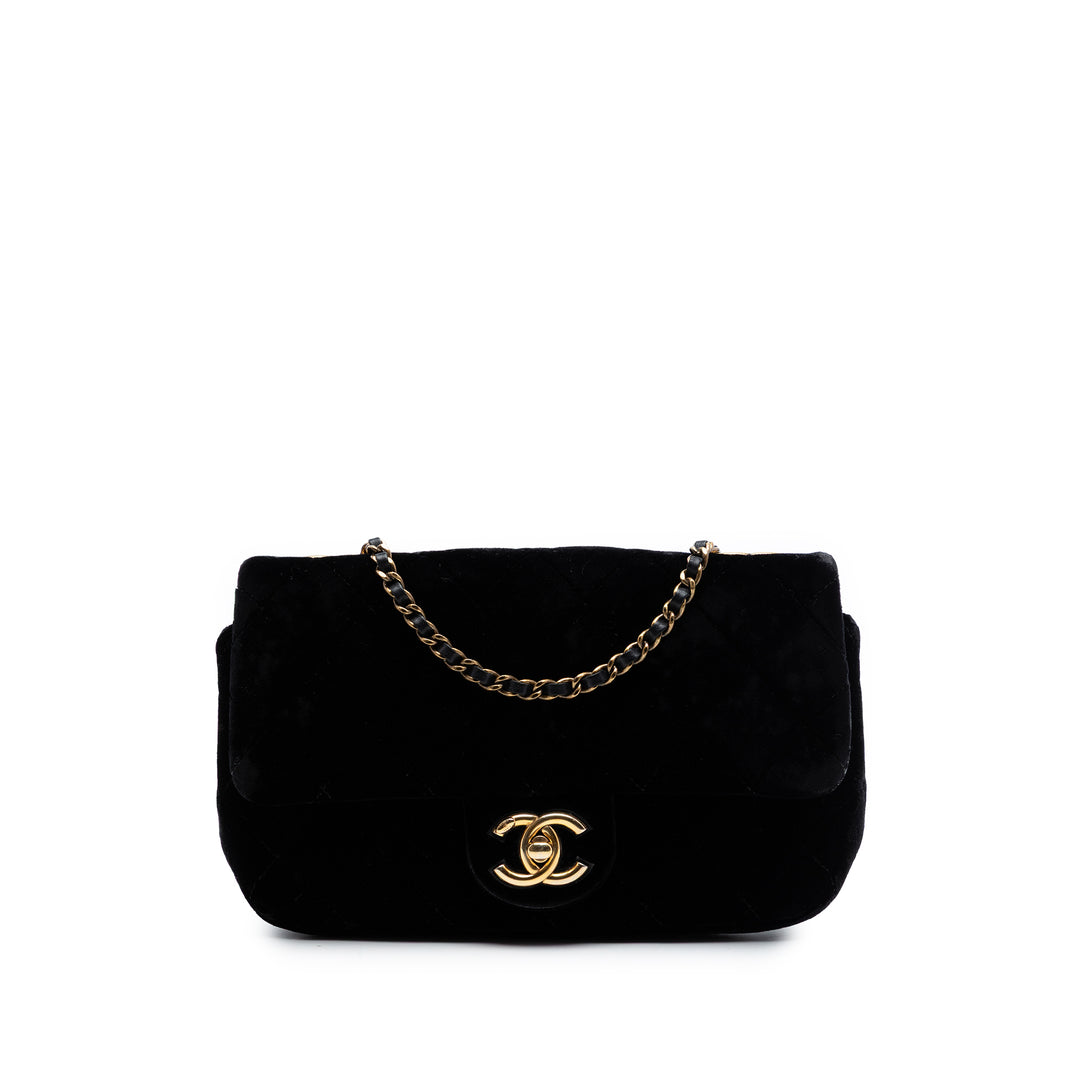 Chanel Small Matelassé Velours CC Œillets à rabat