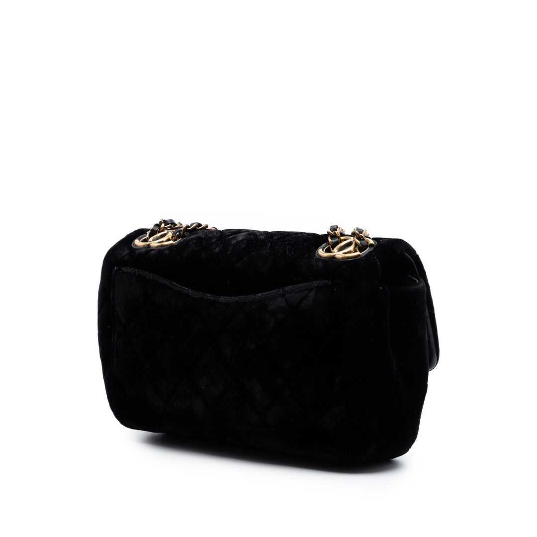 Chanel Small Matelassé Velours CC Œillets à rabat