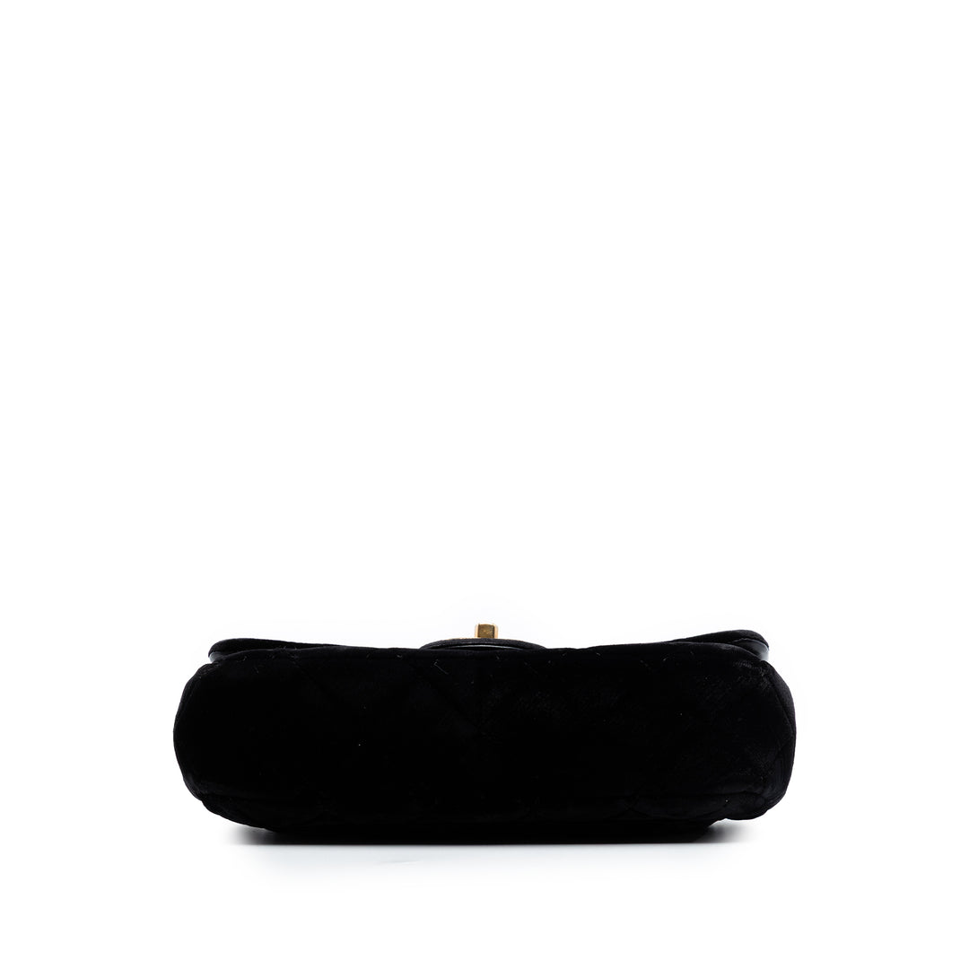 Chanel Small Matelassé Velours CC Œillets à rabat
