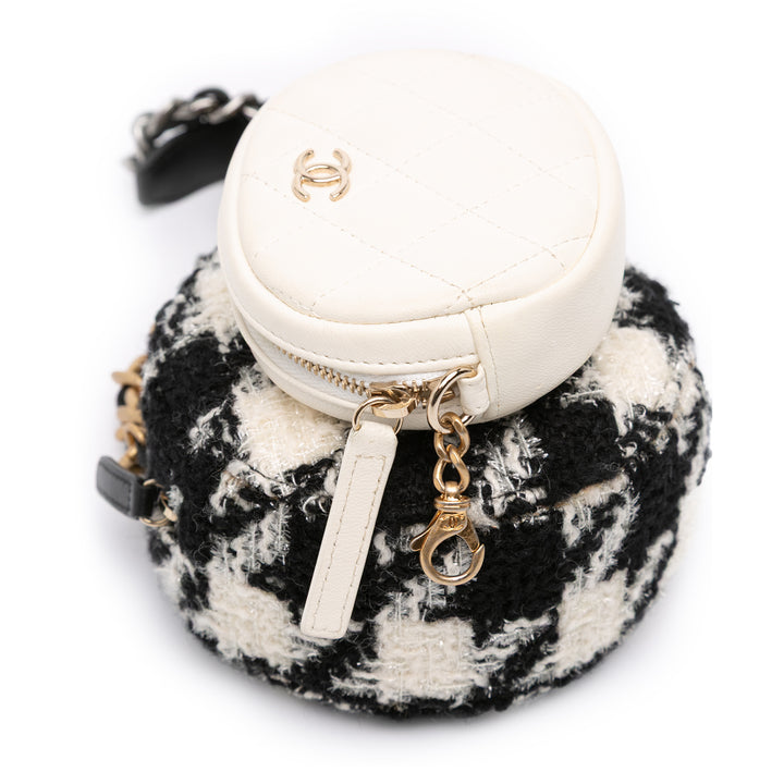 Chanel Tweed 19 Round Pochette with Chain and Coin Purse Blanc – GABY PARIS Authentique