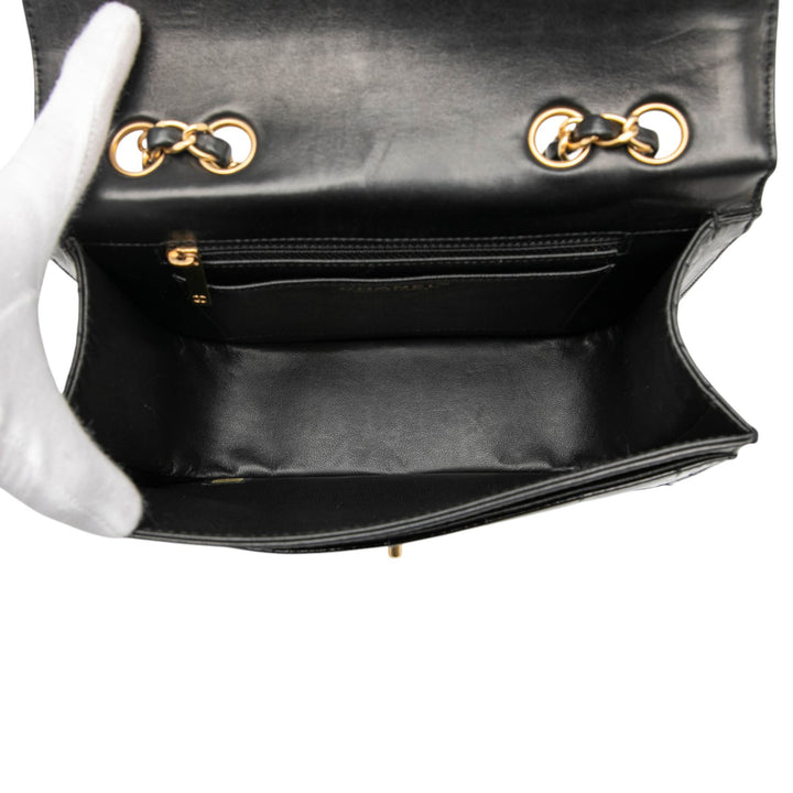 Chanel CC Chocolate Bar Cuir verni et Cuir d’agneau Square à rabat