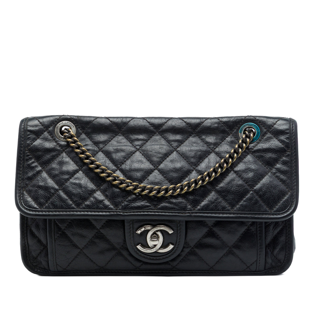 Chanel Matelassé French Riviera à rabat Moyen Cuir de veau Noir – vue principale – GABY PARIS