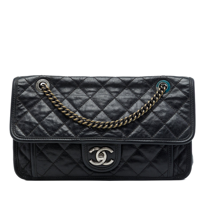 Chanel Matelassé French Riviera à rabat Moyen Cuir de veau Noir – vue principale – GABY PARIS