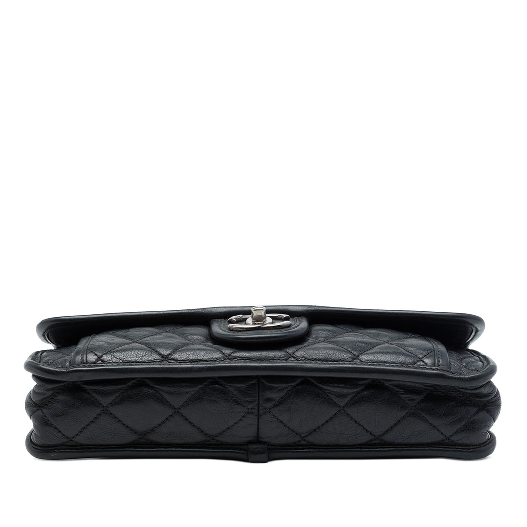 Chanel Matelassé French Riviera à rabat Moyen Cuir de veau Noir – vue 3 – GABY PARIS