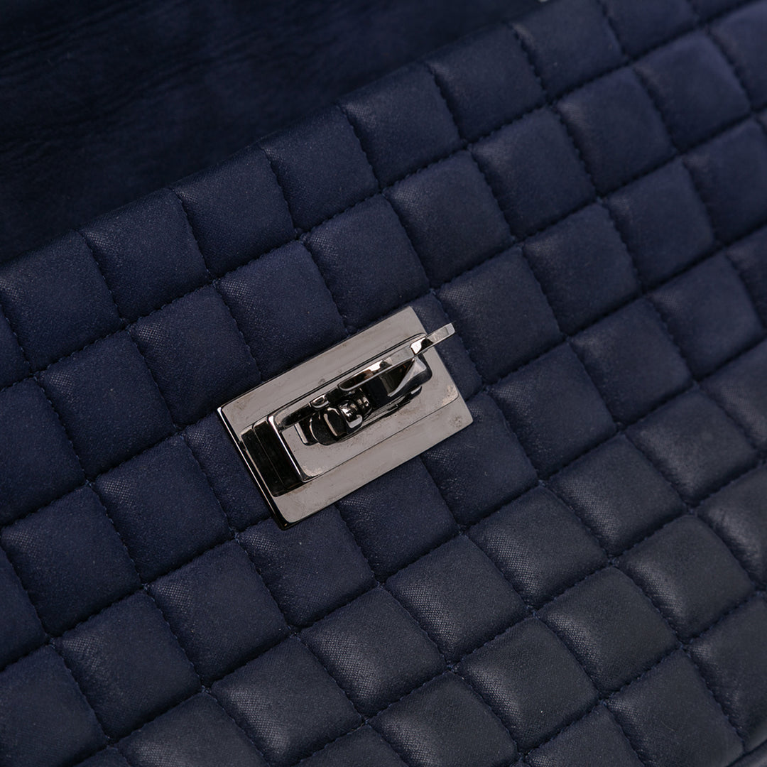 Chanel Chocolate Bar Iridescent Cuir de veau Bubble Flap Bleu – GABY PARIS Authentique