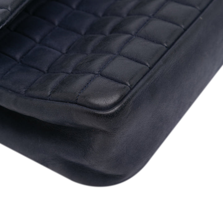 Chanel Chocolate Bar Iridescent Cuir de veau Bubble Flap Bleu – GABY PARIS Authentique