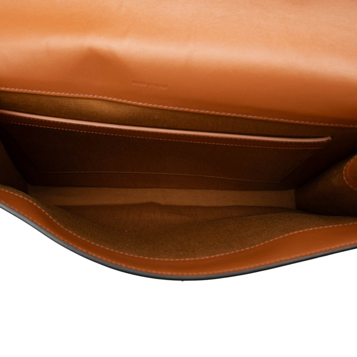 Celine Triomphe Wristlet à rabat Pochette Triomphe enduite Marron – vue 4 – GABY PARIS
