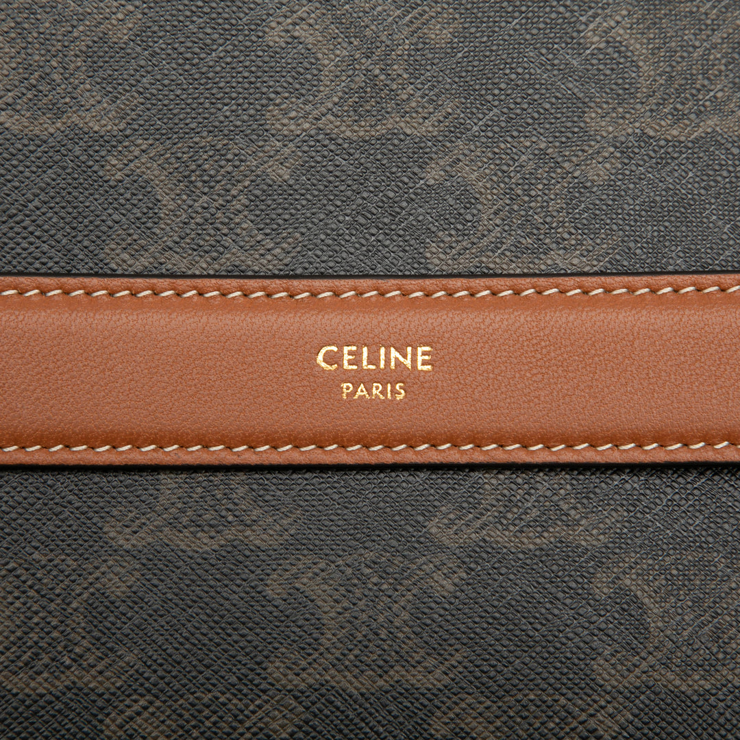 Celine Triomphe Wristlet à rabat Pochette Triomphe enduite Marron – vue 5 – GABY PARIS