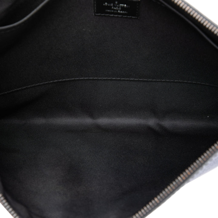 Louis Vuitton Discovery Pochette GM Monogram Eclipse Noir – vue 4 – GABY PARIS