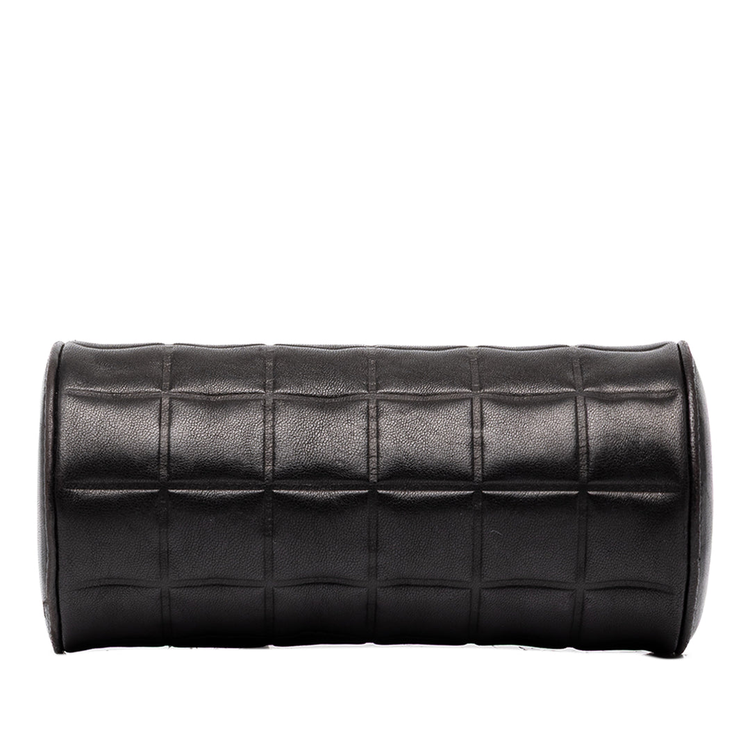 Chanel Trousse CC Chocolate Bar Barrel de maquillage Cuir d'agneau Noir – vue 3 – GABY PARIS