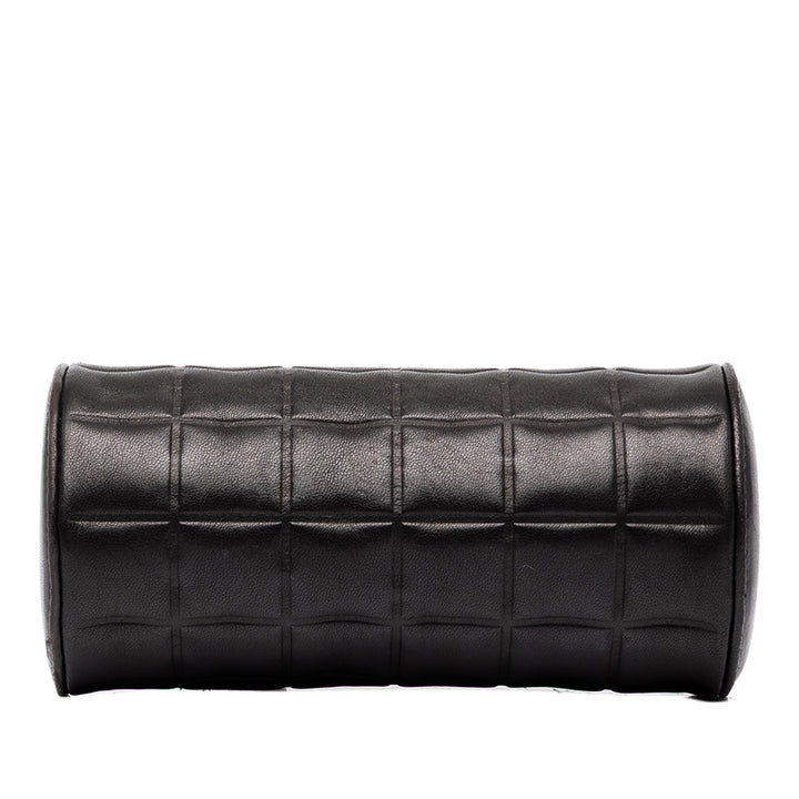 Chanel Trousse CC Chocolate Bar Barrel de maquillage Cuir d'agneau Noir – vue 3 – GABY PARIS
