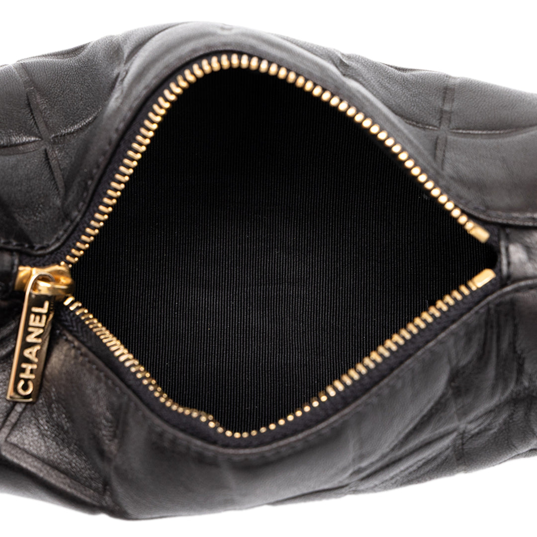 Chanel Trousse CC Chocolate Bar Barrel de maquillage Cuir d'agneau Noir – vue 4 – GABY PARIS