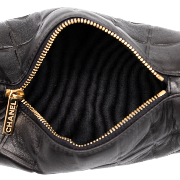Chanel Trousse CC Chocolate Bar Barrel de maquillage Cuir d'agneau Noir – vue 4 – GABY PARIS