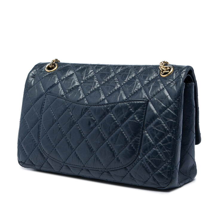 Chanel Sac porté épaule Matelassé vieilli Reissue 2.55 Double rabat 226 Cuir de veau Bleu – vue 2 – GABY PARIS