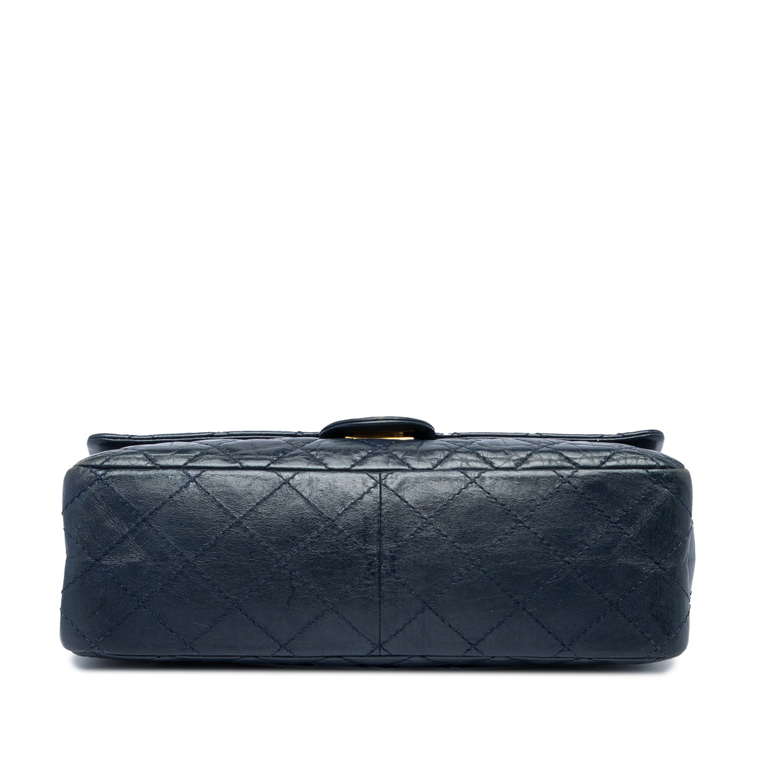 Chanel Sac porté épaule Matelassé vieilli Reissue 2.55 Double rabat 226 Cuir de veau Bleu – vue 3 – GABY PARIS