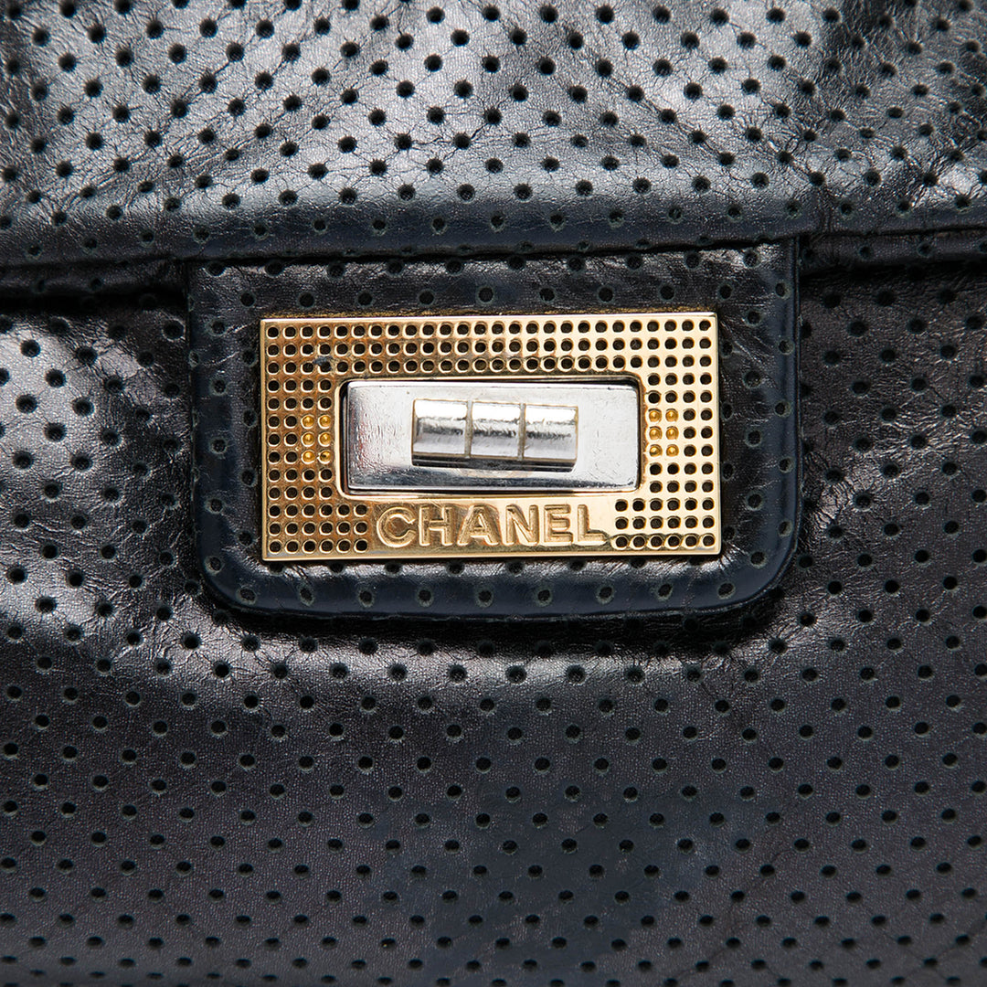Chanel perforé Cuir de veau Reissue 2.55 Drill Accordion à rabat