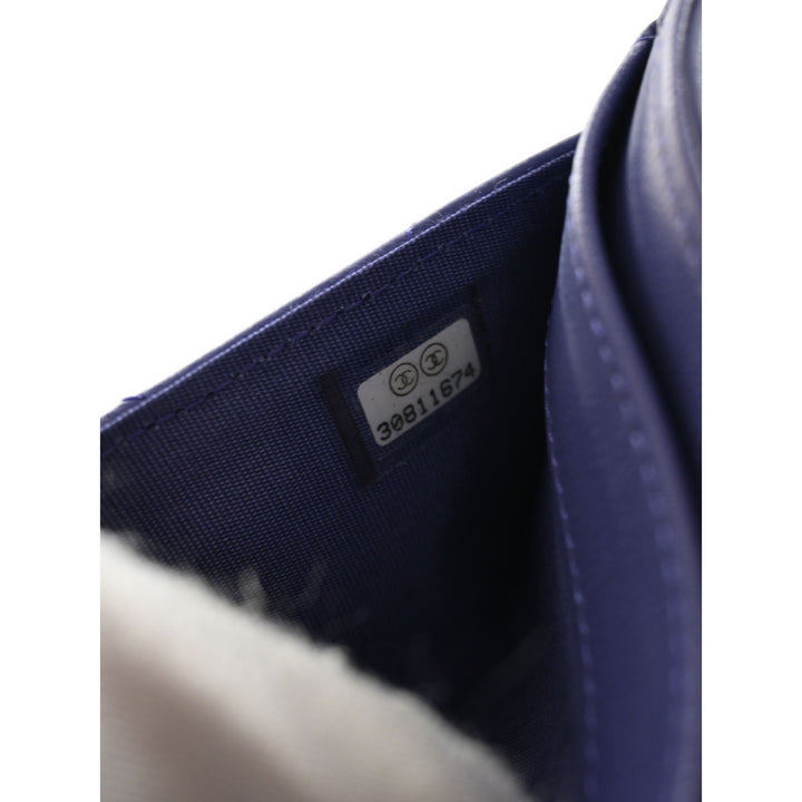Chanel Matelassé 19 à rabat Portefeuille long Cuir de chèvre Violet – vue 8 – GABY PARIS