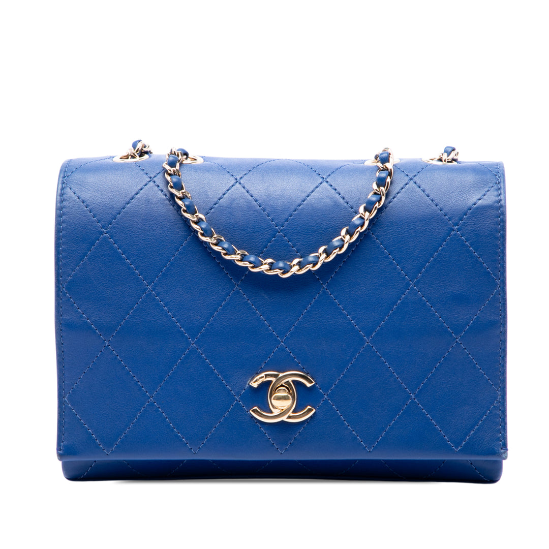 Chanel CC Matelassé Diamond Surpiqué à rabat Cuir de veau Bleu – vue principale – GABY PARIS