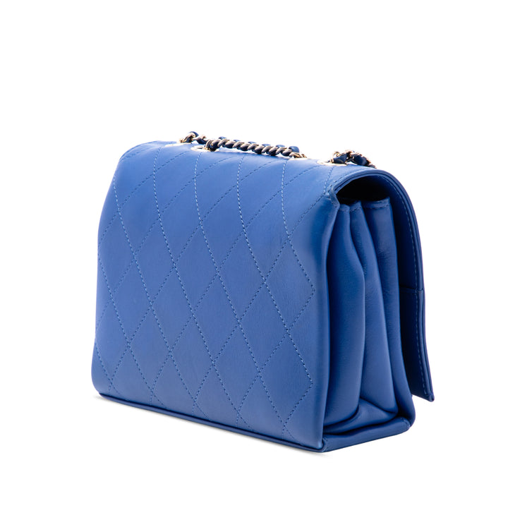 Chanel CC Matelassé Diamond Surpiqué à rabat Cuir de veau Bleu – vue 2 – GABY PARIS