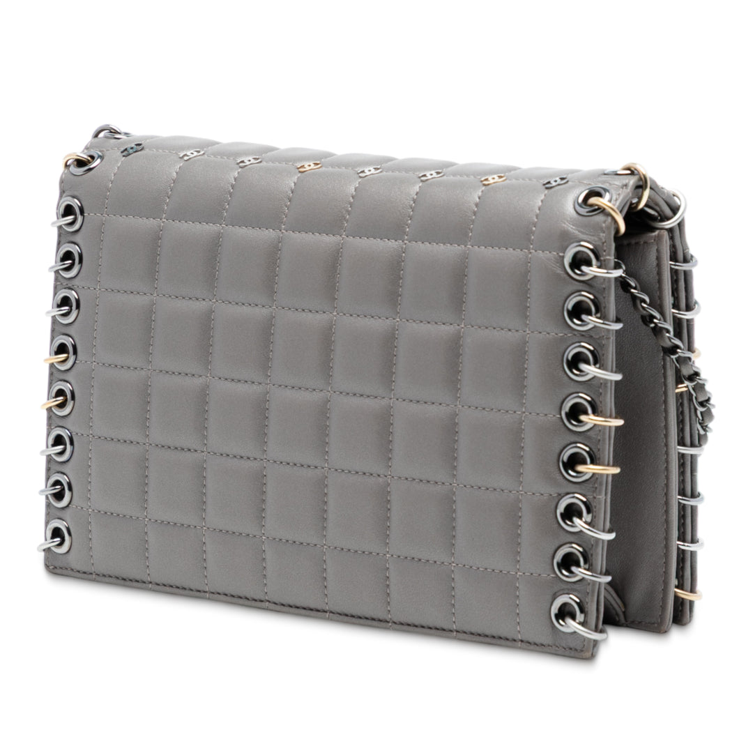 Chanel Small Cuir d’agneau Chocolate Bar CC Piercing clouté Chain à rabat