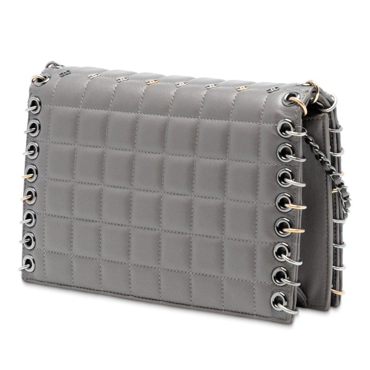 Chanel Small Cuir d’agneau Chocolate Bar CC Piercing clouté Chain à rabat