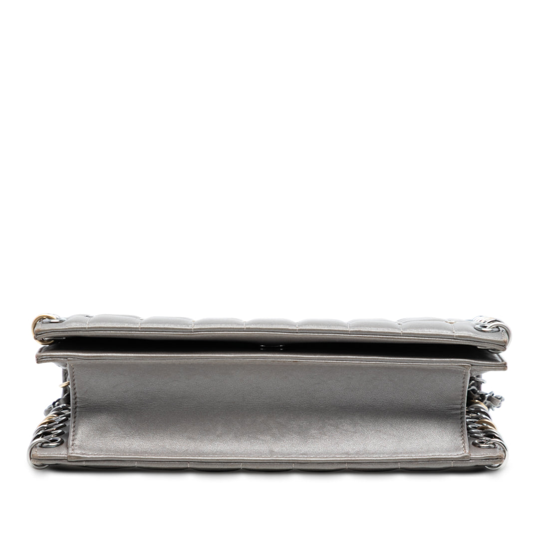 Chanel Small Cuir d’agneau Chocolate Bar CC Piercing clouté Chain à rabat