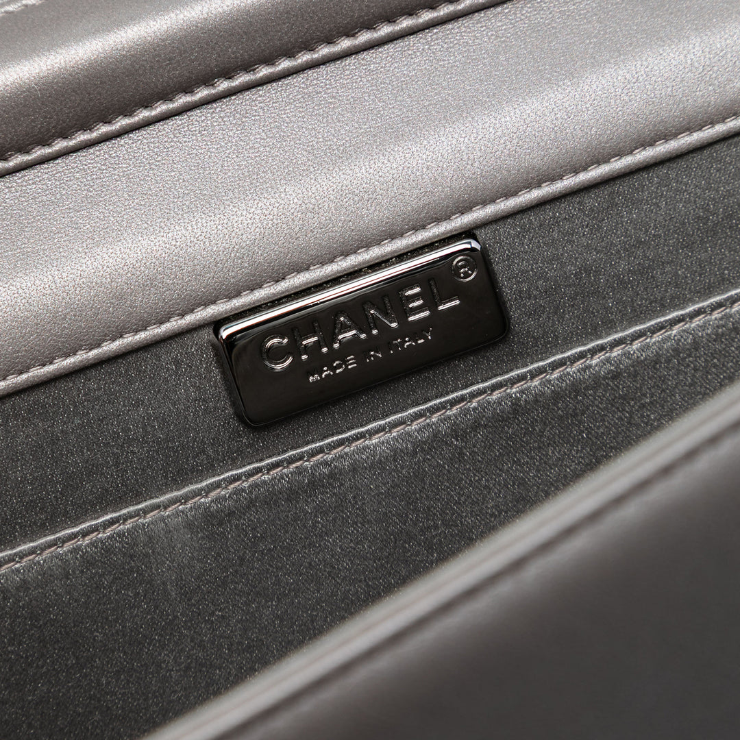 Chanel Small Cuir d’agneau Chocolate Bar CC Piercing clouté Chain à rabat