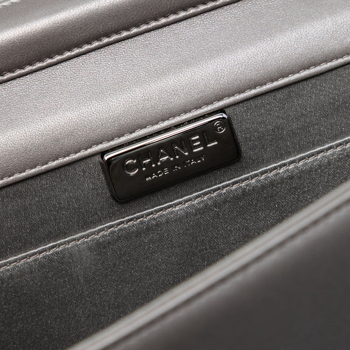 Chanel Small Cuir d’agneau Chocolate Bar CC Piercing clouté Chain à rabat