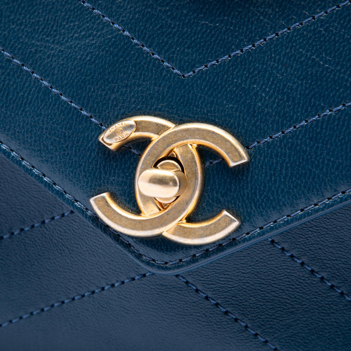Chanel Chevron Enveloppe surpiquée à rabat Petit Cuir d'agneau