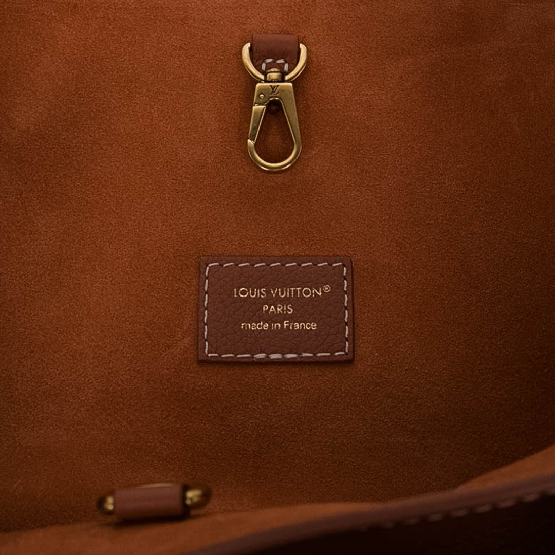 Louis Vuitton grainé Low Key Hobo MM Cuir de veau grainé Marron – vue 5 – GABY PARIS