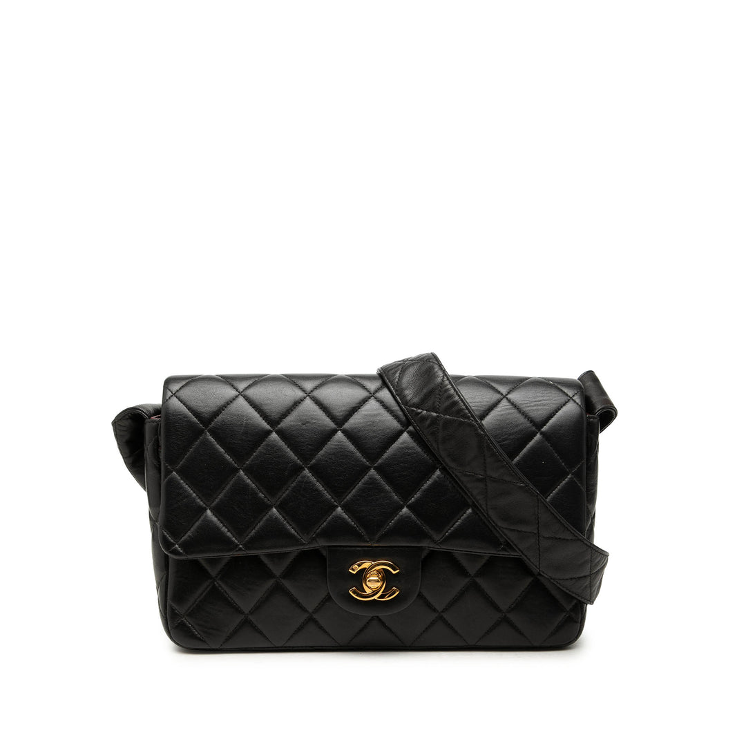 Chanel Sac bandoulière CC Matelassé Rabat simple Cuir d'agneau Noir – vue principale – GABY PARIS