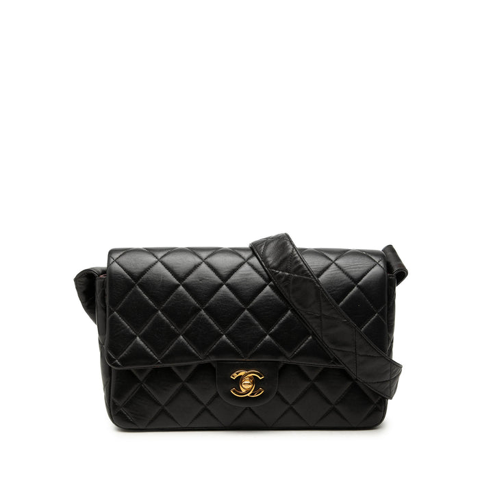 Chanel Sac bandoulière CC Matelassé Rabat simple Cuir d'agneau Noir – vue principale – GABY PARIS
