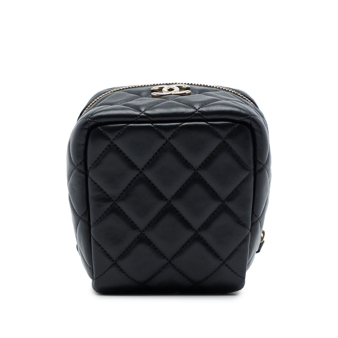 Chanel CC Matelassé Cube Wristlet Vanity Cuir d'agneau Noir – vue 3 – GABY PARIS