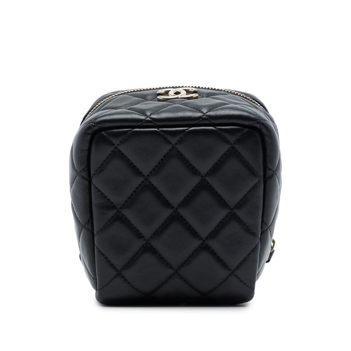 Chanel CC Matelassé Cube Wristlet Vanity Cuir d'agneau Noir – vue 3 – GABY PARIS