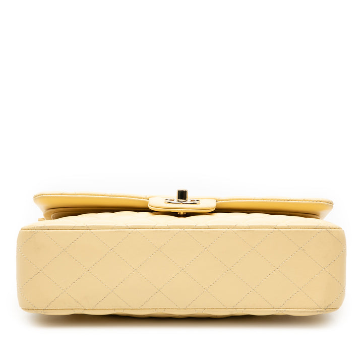Chanel Medium Classic Cuir d’agneau Double rabat Jaune – GABY PARIS Authentique