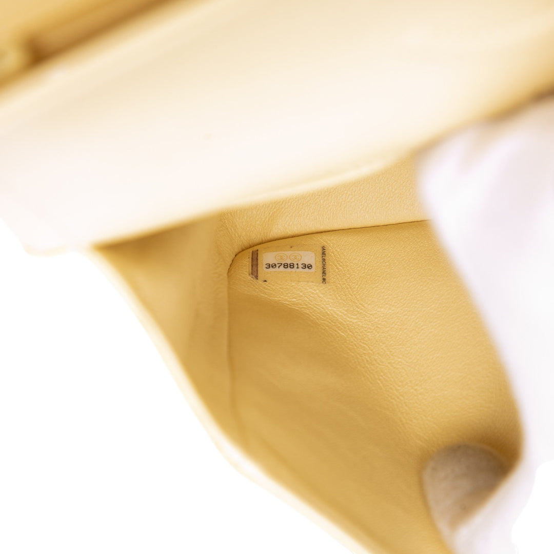 Chanel Medium Classic Cuir d’agneau Double rabat Jaune – GABY PARIS Authentique