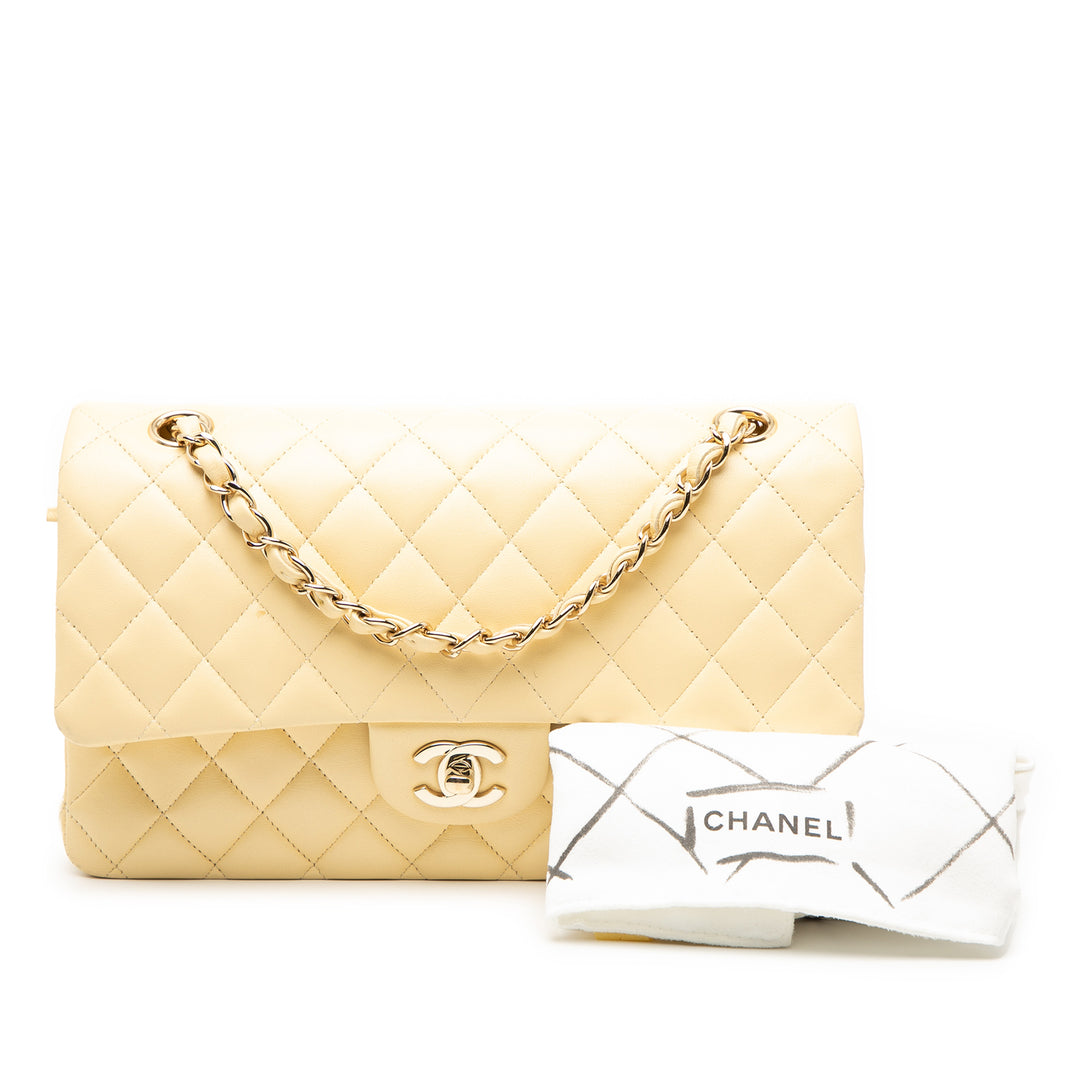 Chanel Medium Classic Cuir d’agneau Double rabat Jaune – GABY PARIS Authentique