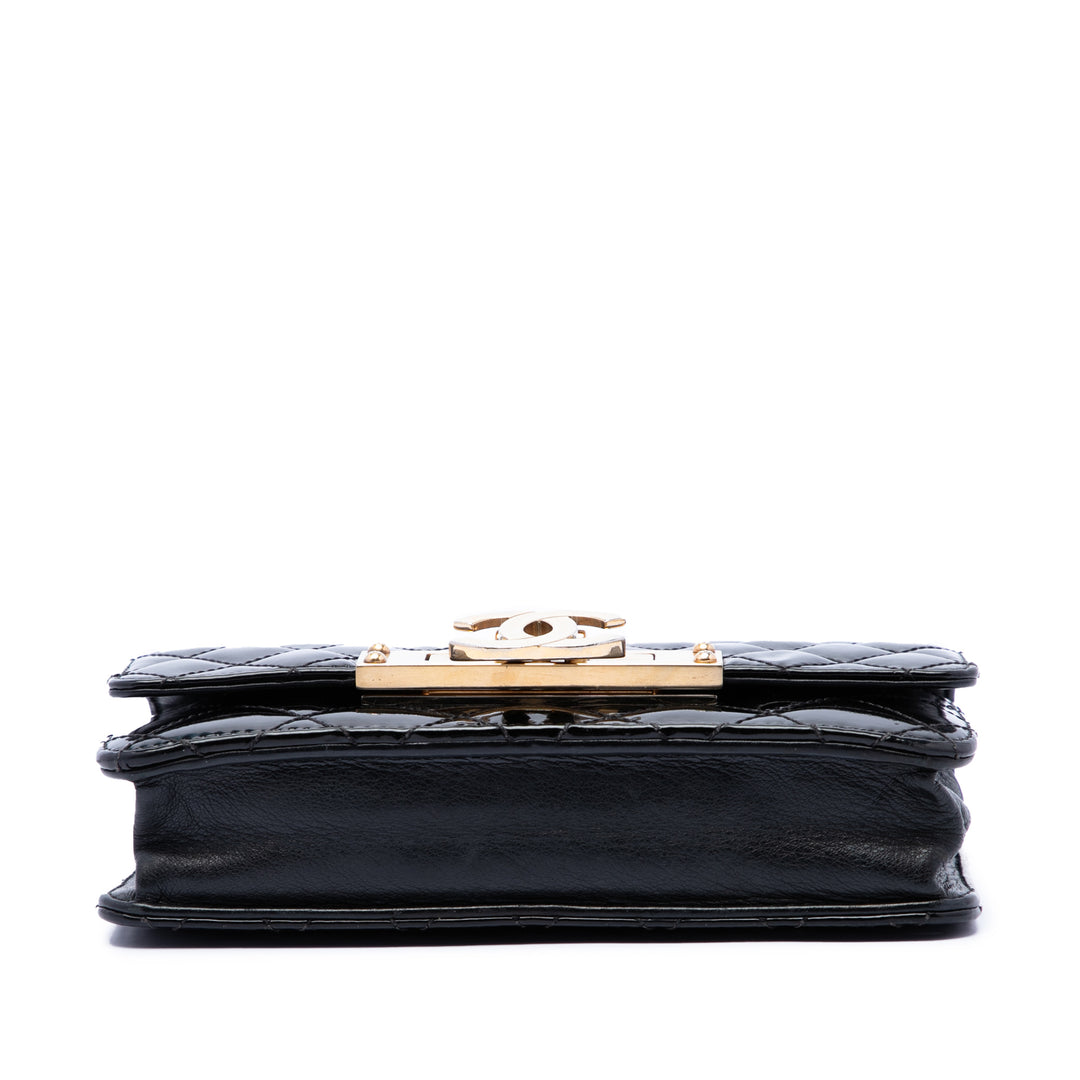 Chanel Matelassé Cuir verni Golden Class Wallet on Chain