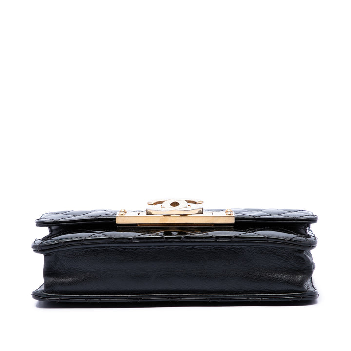 Chanel Matelassé Cuir verni Golden Class Wallet on Chain