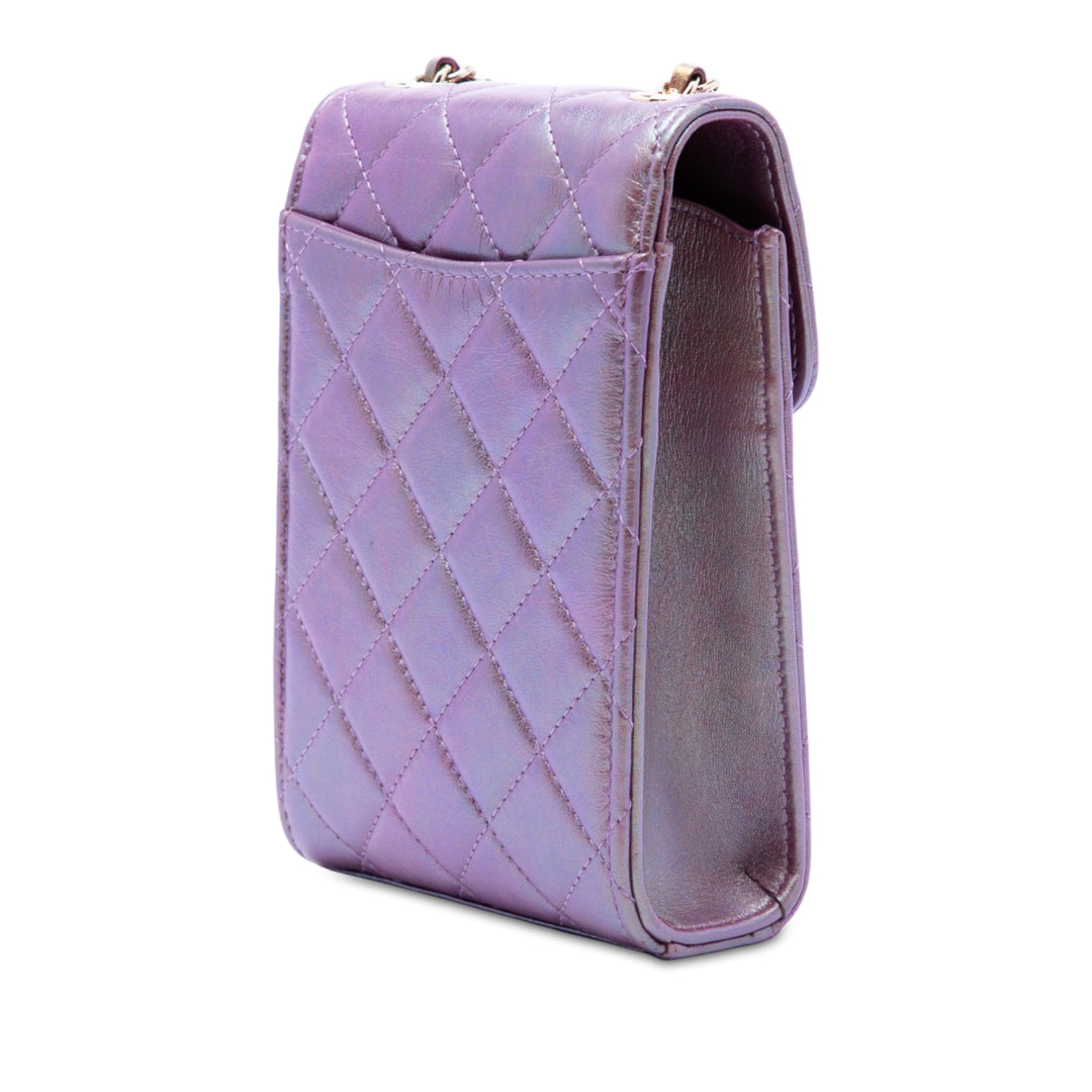 Chanel CC Matelassé Irisé Étui téléphone avec chaîne Cuir d'agneau Violet – vue 2 – GABY PARIS