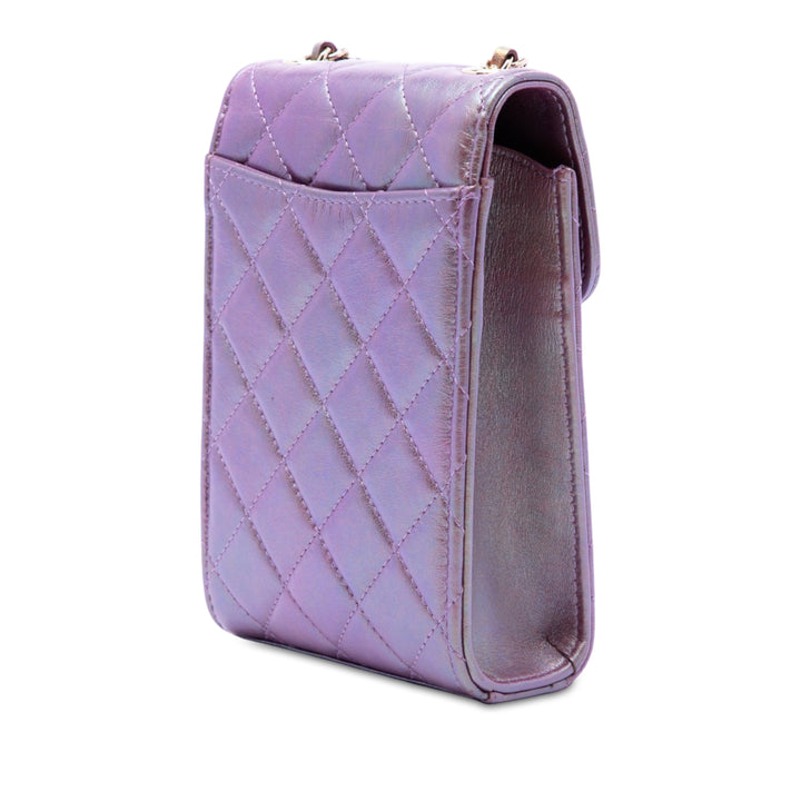 Chanel CC Matelassé Irisé Étui téléphone avec chaîne Cuir d'agneau Violet – vue 2 – GABY PARIS
