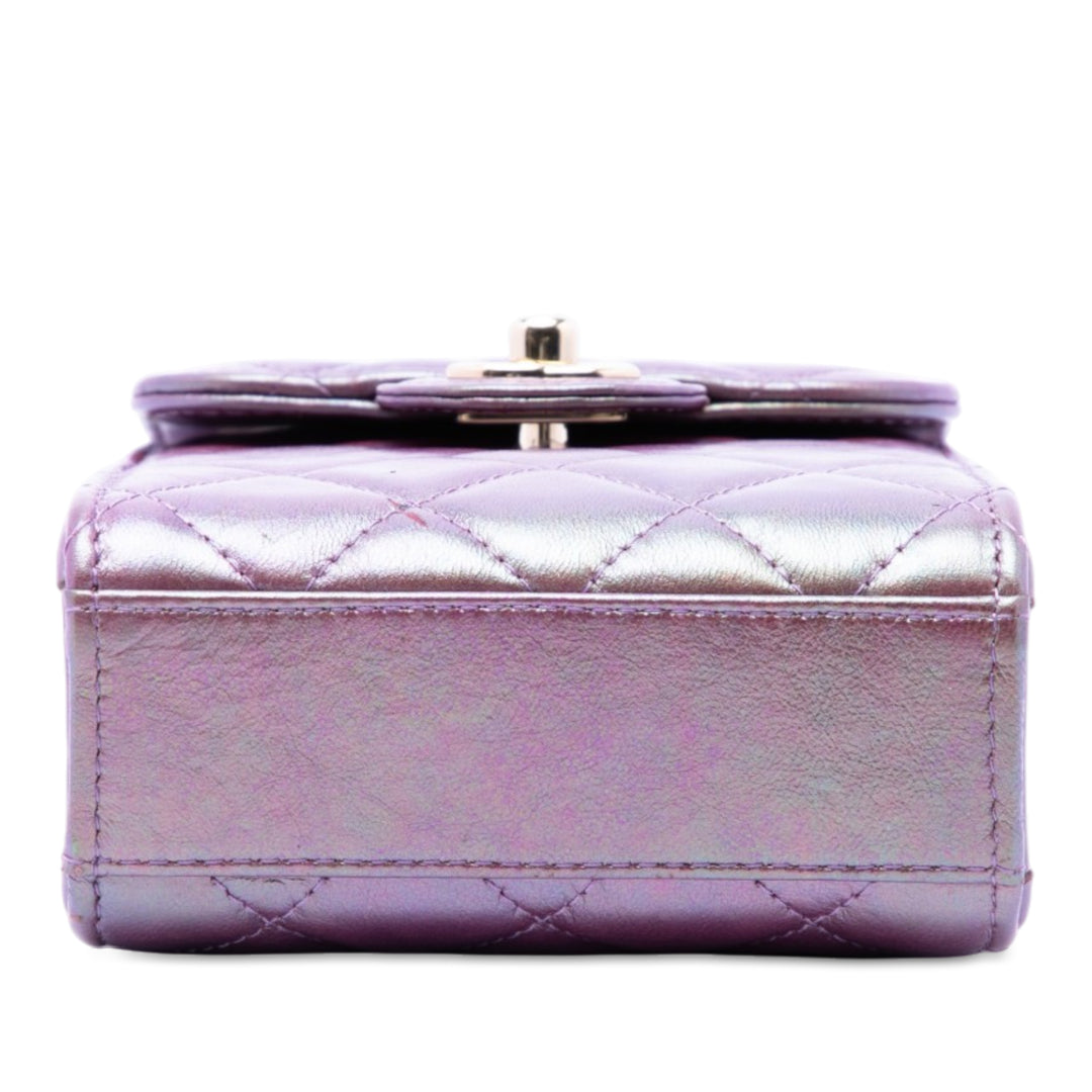 Chanel CC Matelassé Irisé Étui téléphone avec chaîne Cuir d'agneau Violet – vue 3 – GABY PARIS