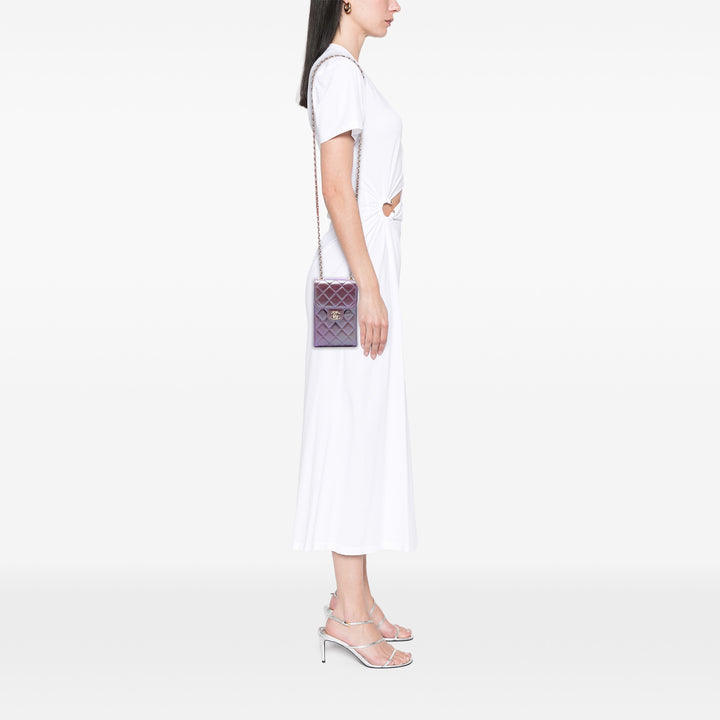 Chanel CC Matelassé Irisé Étui téléphone avec chaîne Cuir d'agneau Violet – vue 6 – GABY PARIS