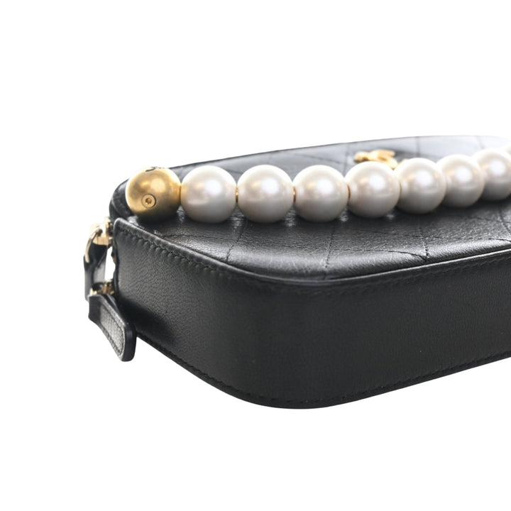 Chanel CC Matelassé Cuir de chèvre Chic Perles Double Zip Pochette avec chaîne