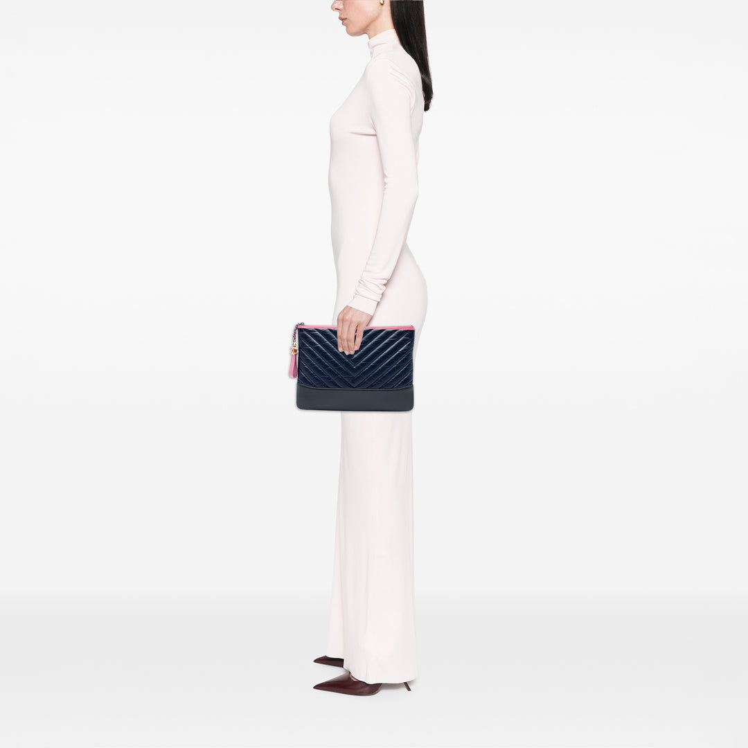 Chanel Chevron vieilli Gabrielle Trousse de maquillage Moyen Cuir de veau Bleu
