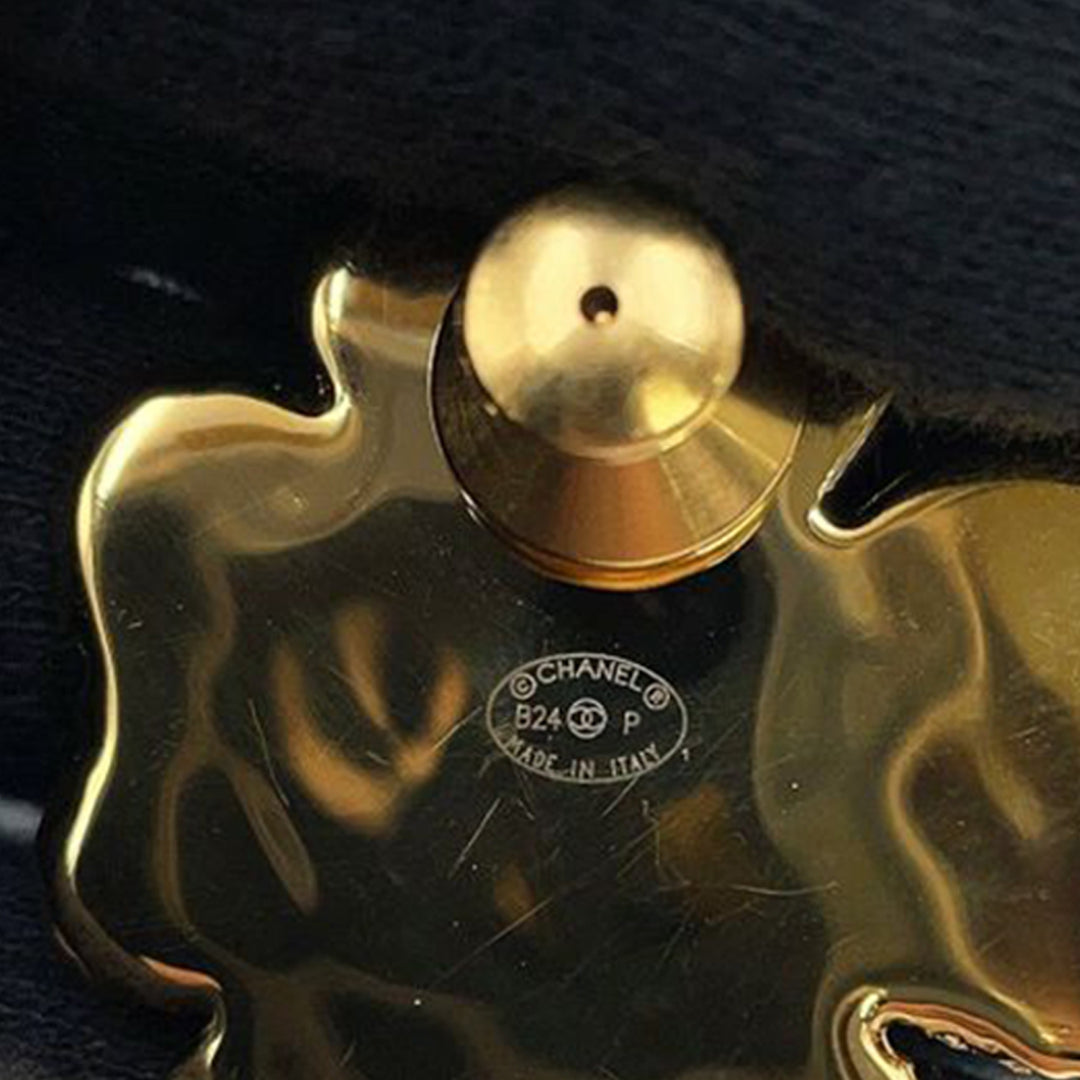 Chanel CC plaqué Resin Clover Broche – GABY PARIS Authentique